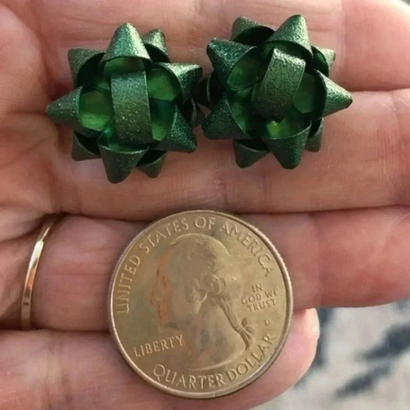 Green Textured Metal Holiday Bow Stud Earrings NWT - Picture 2 of 4